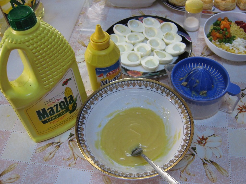 Salata ruseasca si oua umplute