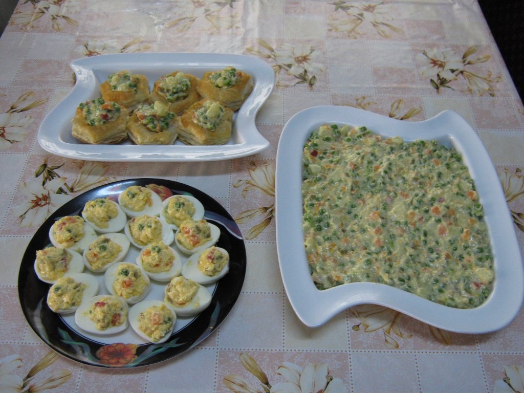 Salata ruseasca si oua umplute