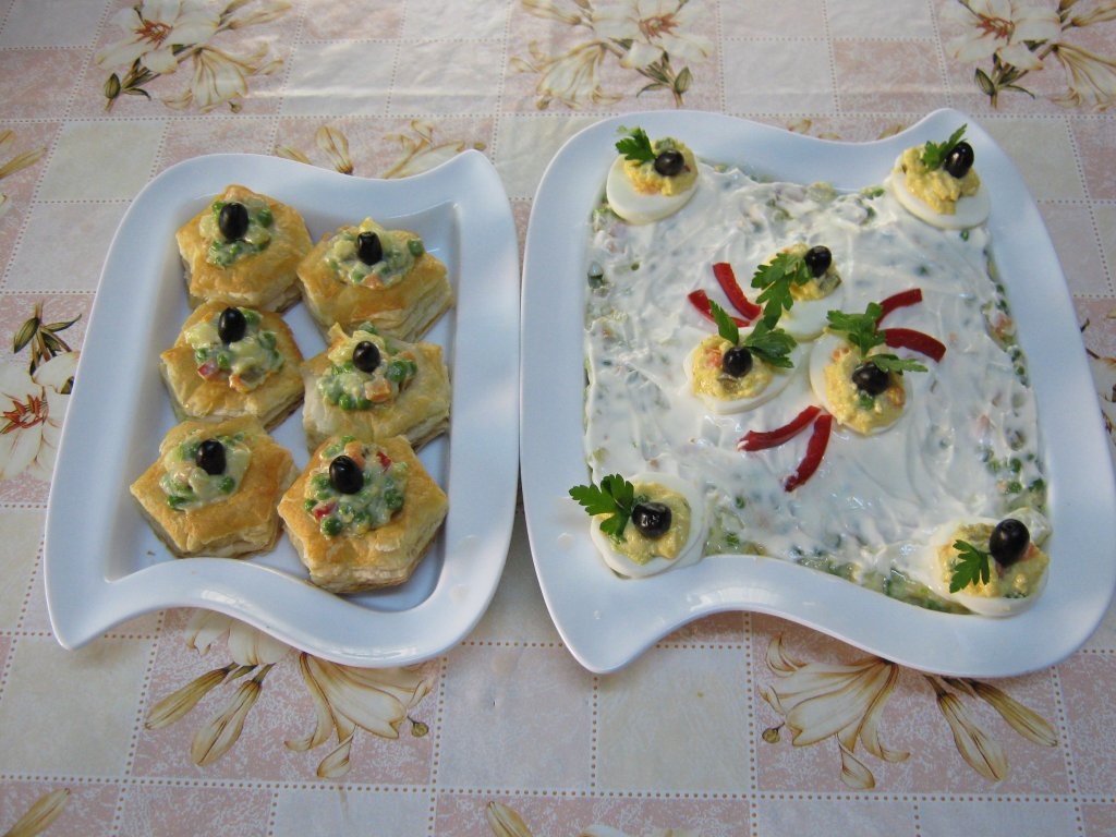 Salata ruseasca si oua umplute