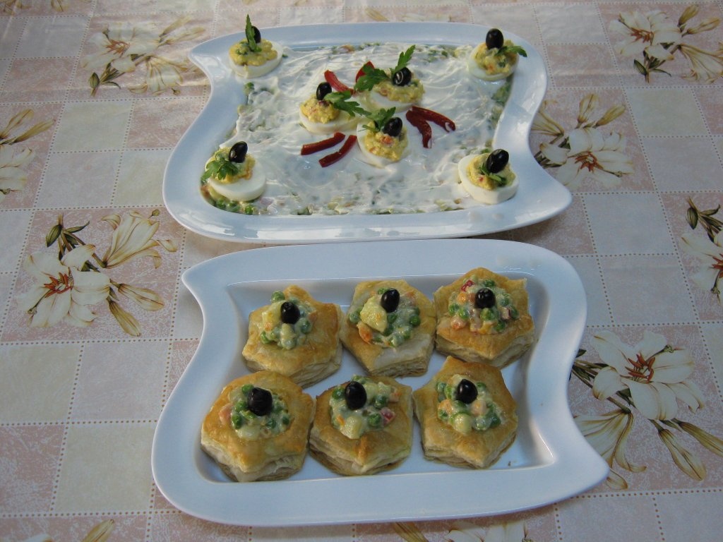 Salata ruseasca si oua umplute