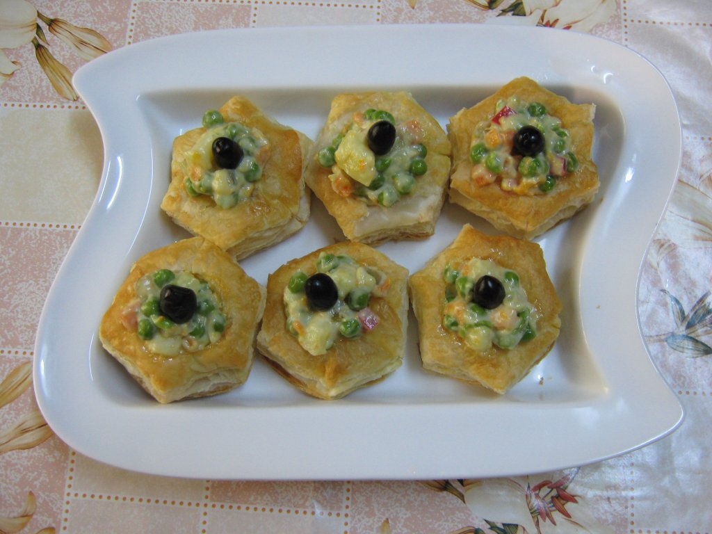 Salata ruseasca si oua umplute