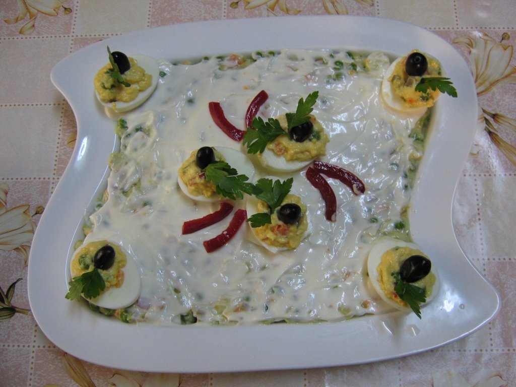 Salata ruseasca si oua umplute