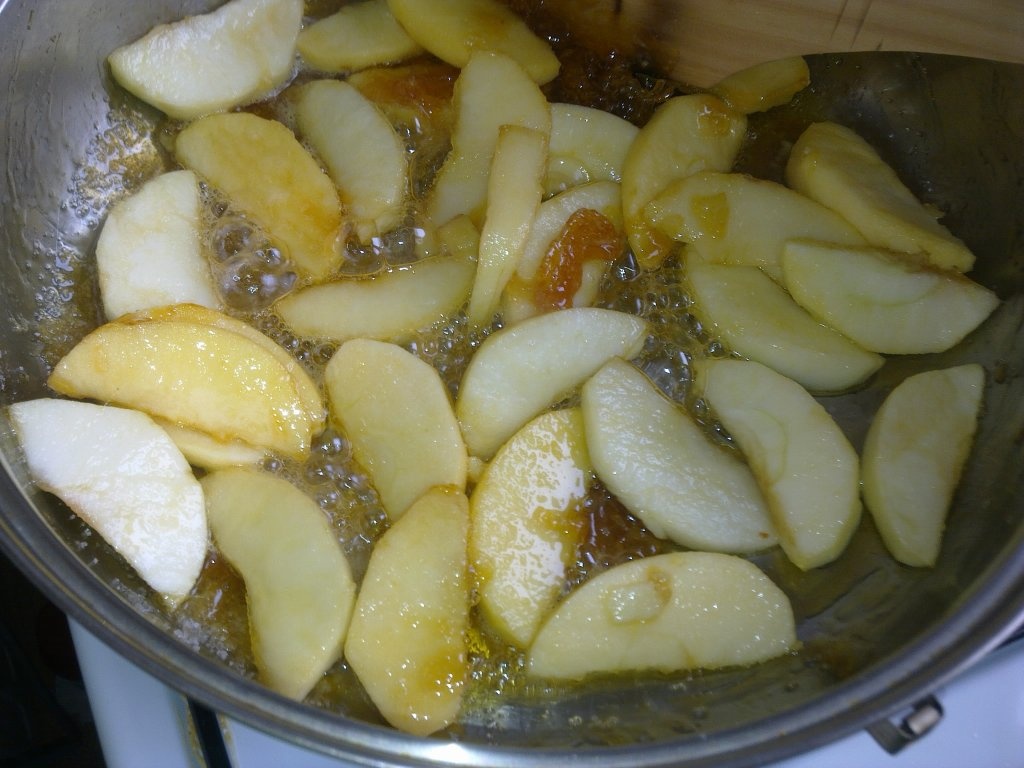 Tarta cu mere caramelizate