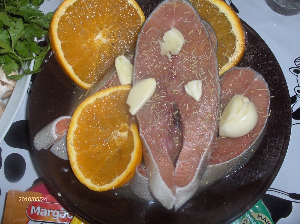 Somon cu suc de portocale la cuptor(Salmão c/laranja no forno)