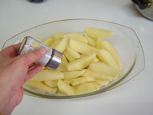 Cartofi noi la cuptor cu branza