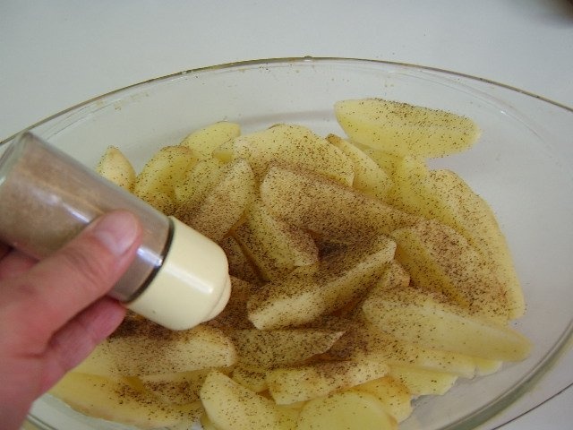 Cartofi noi la cuptor cu branza