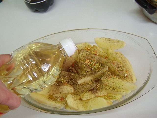 Cartofi noi la cuptor cu branza