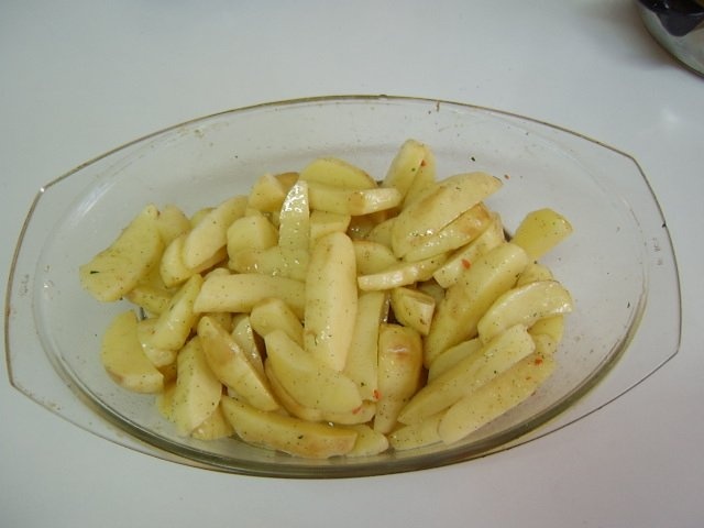 Cartofi noi la cuptor cu branza