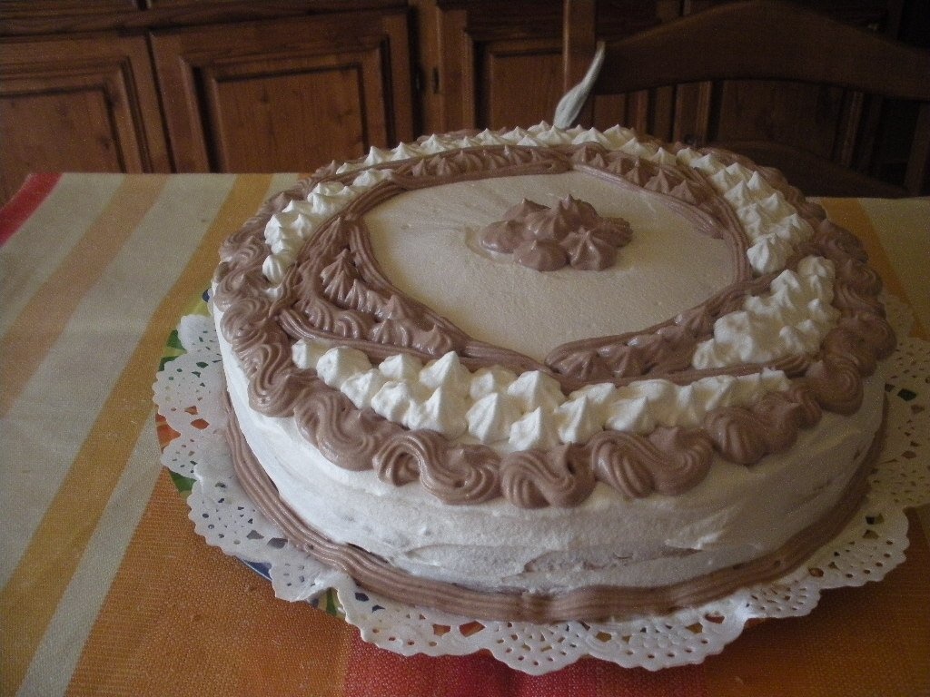 Tort cu crema de ciocolata