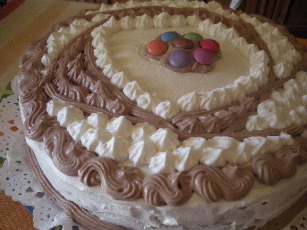 Tort cu crema de ciocolata