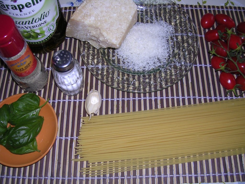 Spaghete cu rosii si busuioc
