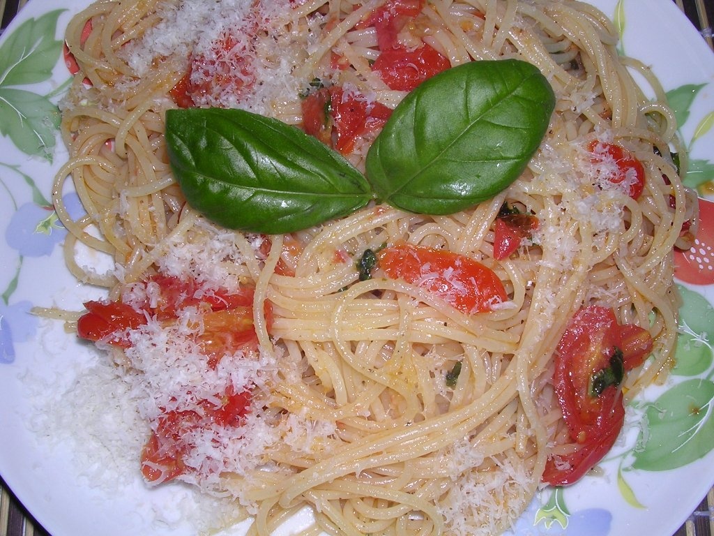 Spaghete cu rosii si busuioc