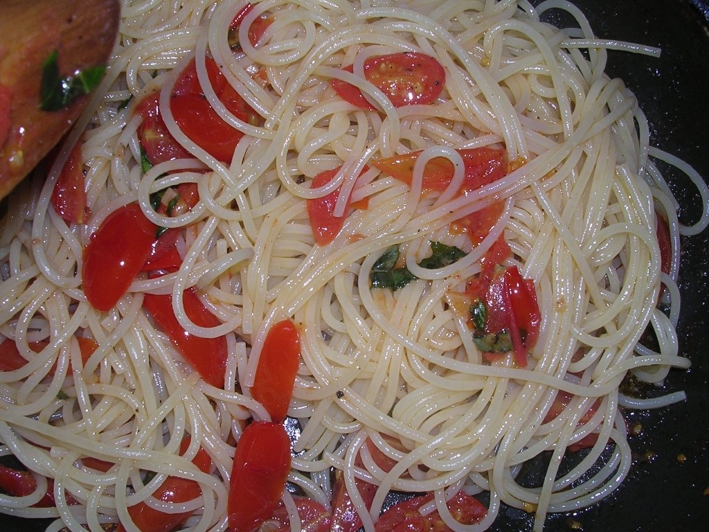 Spaghete cu rosii si busuioc