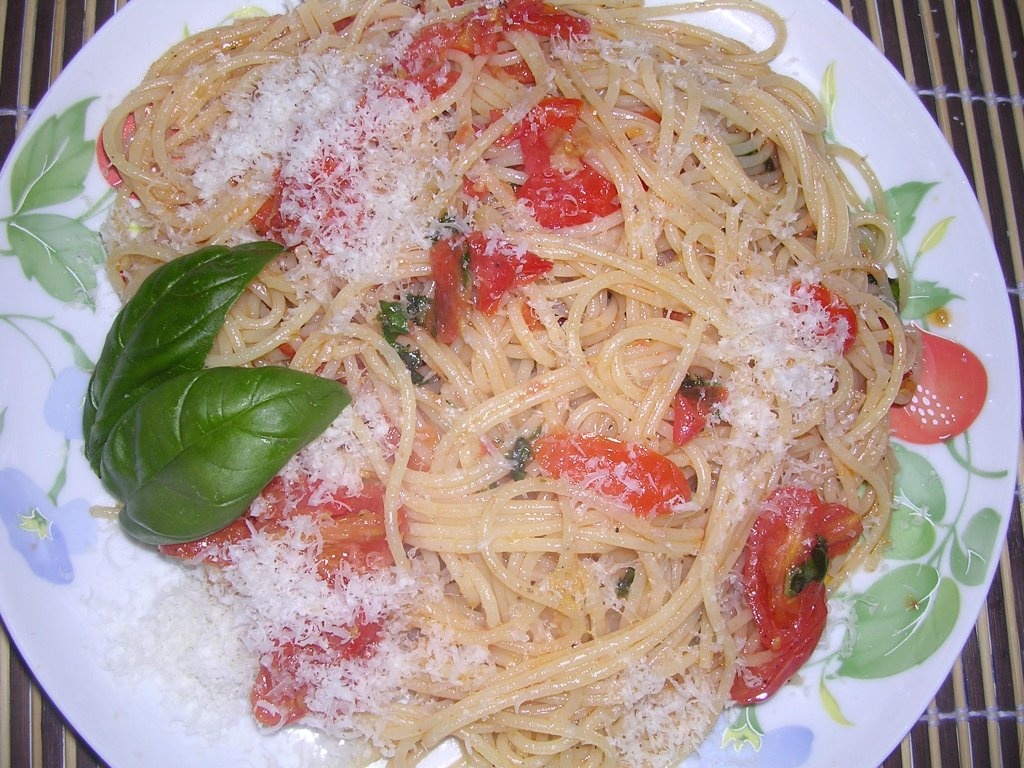 Spaghete cu rosii si busuioc