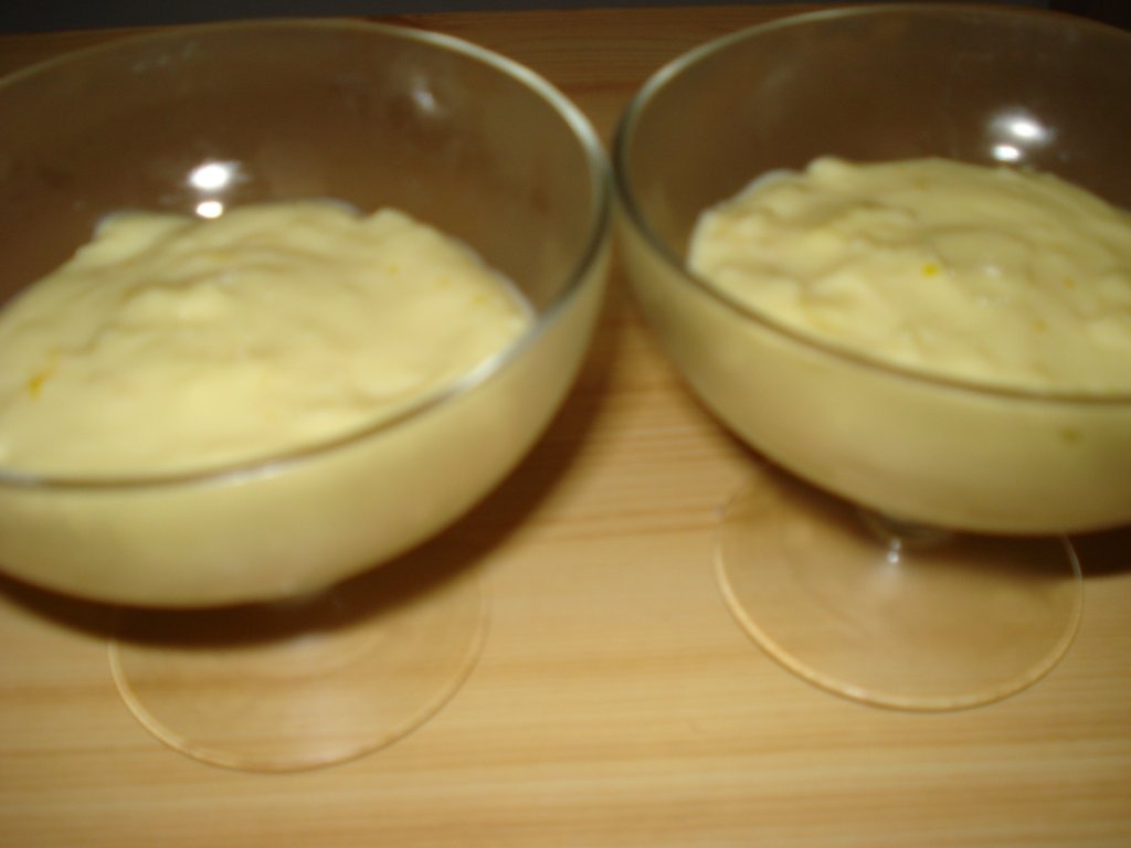 Crema de vanilie cu fructe la pahar