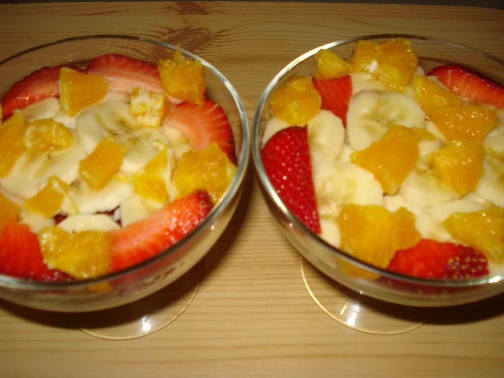 Crema de vanilie cu fructe la pahar