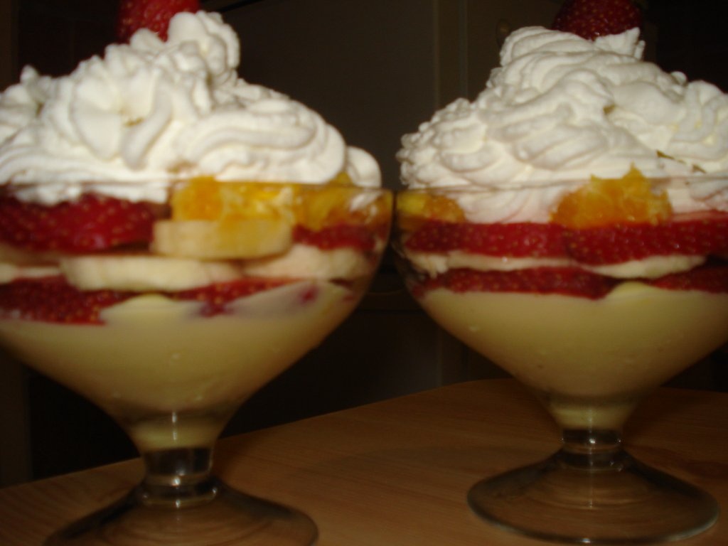 Crema de vanilie cu fructe la pahar