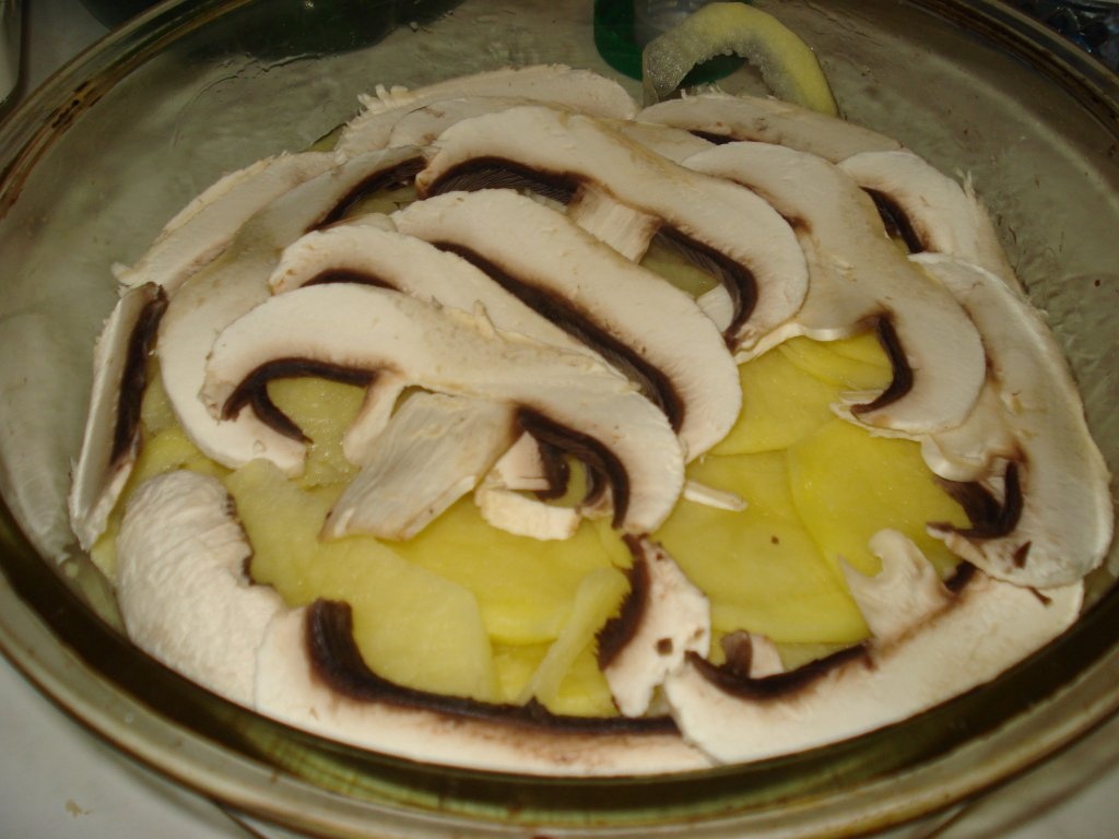 Pulpe de pui cu cartofi si ciuperci la cuptor