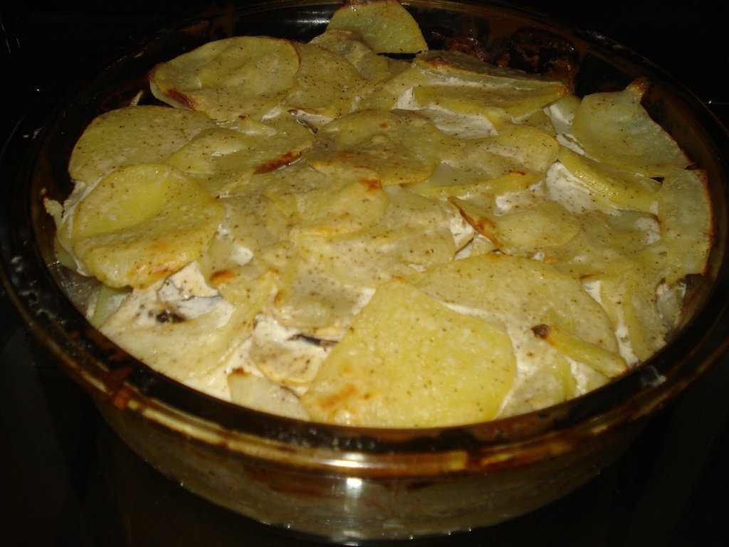 Pulpe de pui cu cartofi si ciuperci la cuptor
