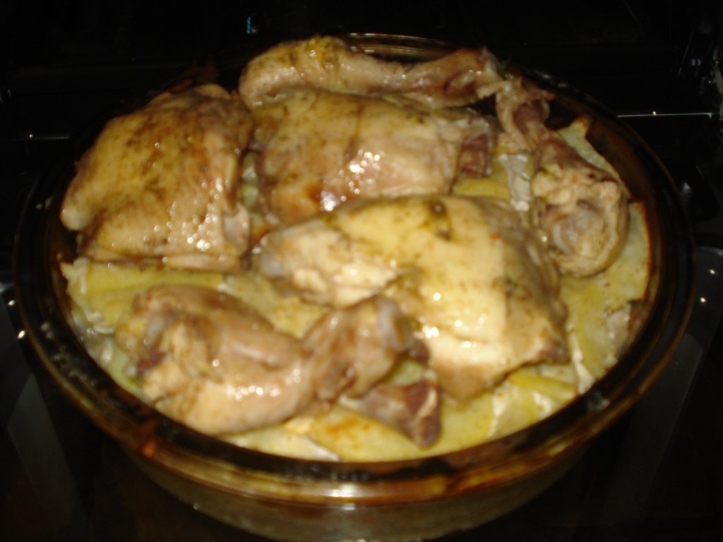 Pulpe de pui cu cartofi si ciuperci la cuptor