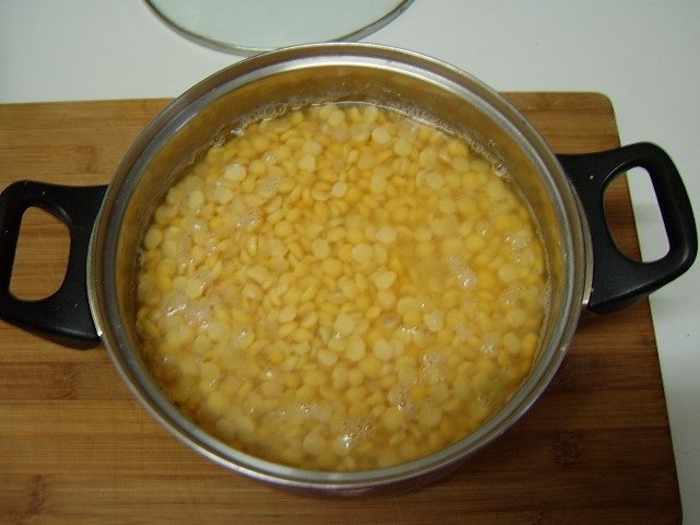 Mancare de mazare galbena uscata cu carne de porc