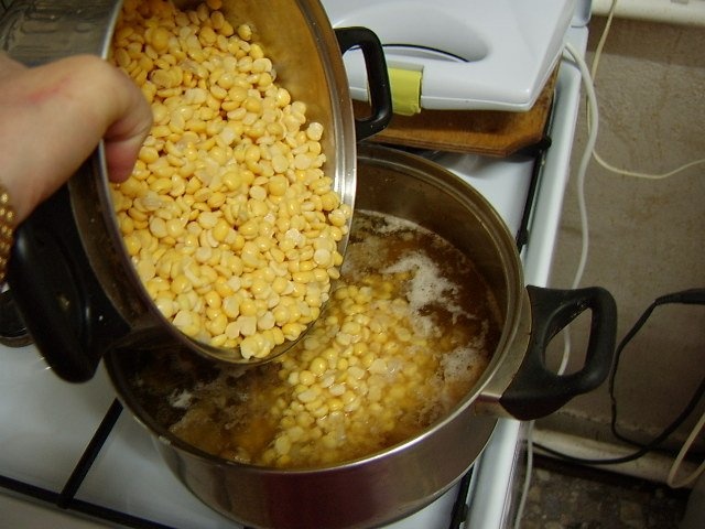 Mancare de mazare galbena uscata cu carne de porc