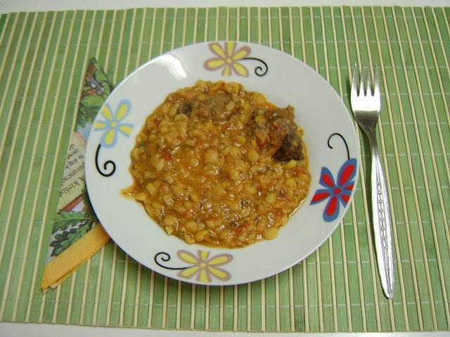 Mancare de mazare galbena uscata cu carne de porc