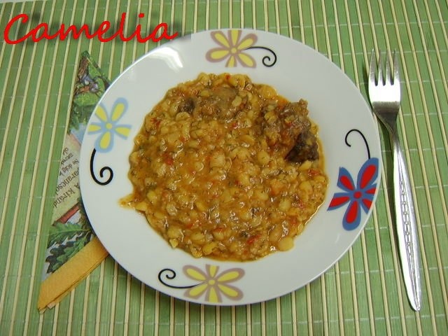 Mancare de mazare galbena uscata cu carne de porc