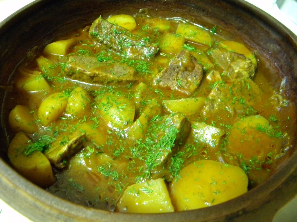 Rasol alb de manzat cu cartofi noi in vas roman