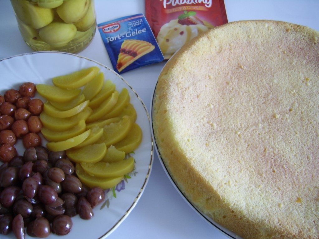 Tarta cu fructe din compot