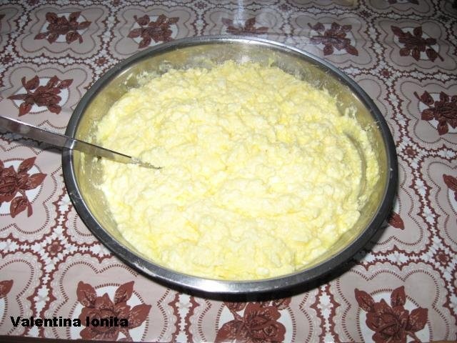 Placinta creata cu branza dulce si stafide