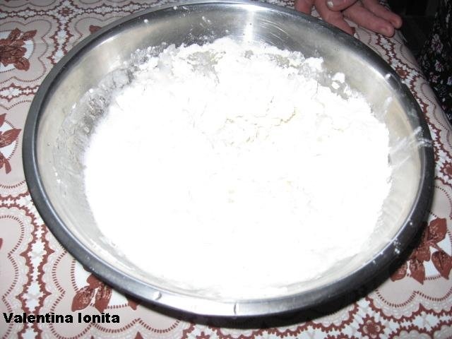 Placinta creata cu branza dulce si stafide