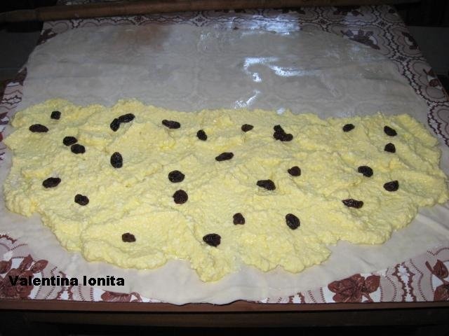 Placinta creata cu branza dulce si stafide