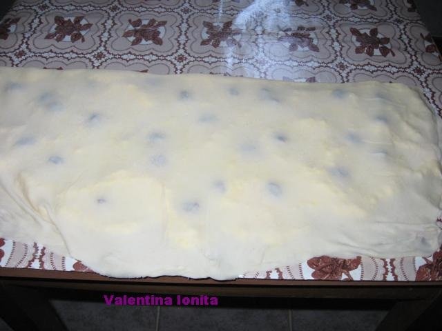 Placinta creata cu branza dulce si stafide