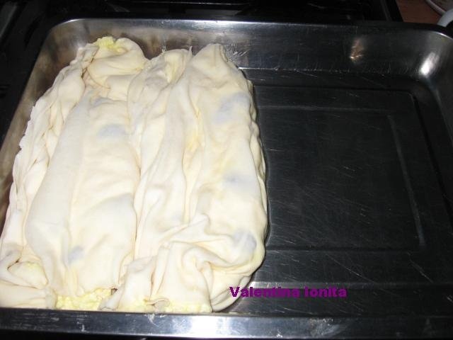 Placinta creata cu branza dulce si stafide