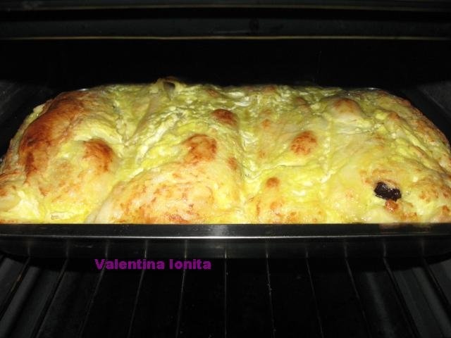 Placinta creata cu branza dulce si stafide