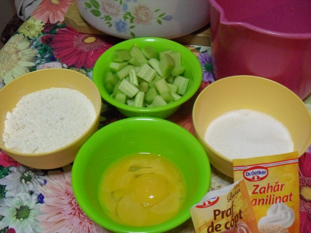 Prajitura cu rabarbura, budinca, tort-gelee si frisca