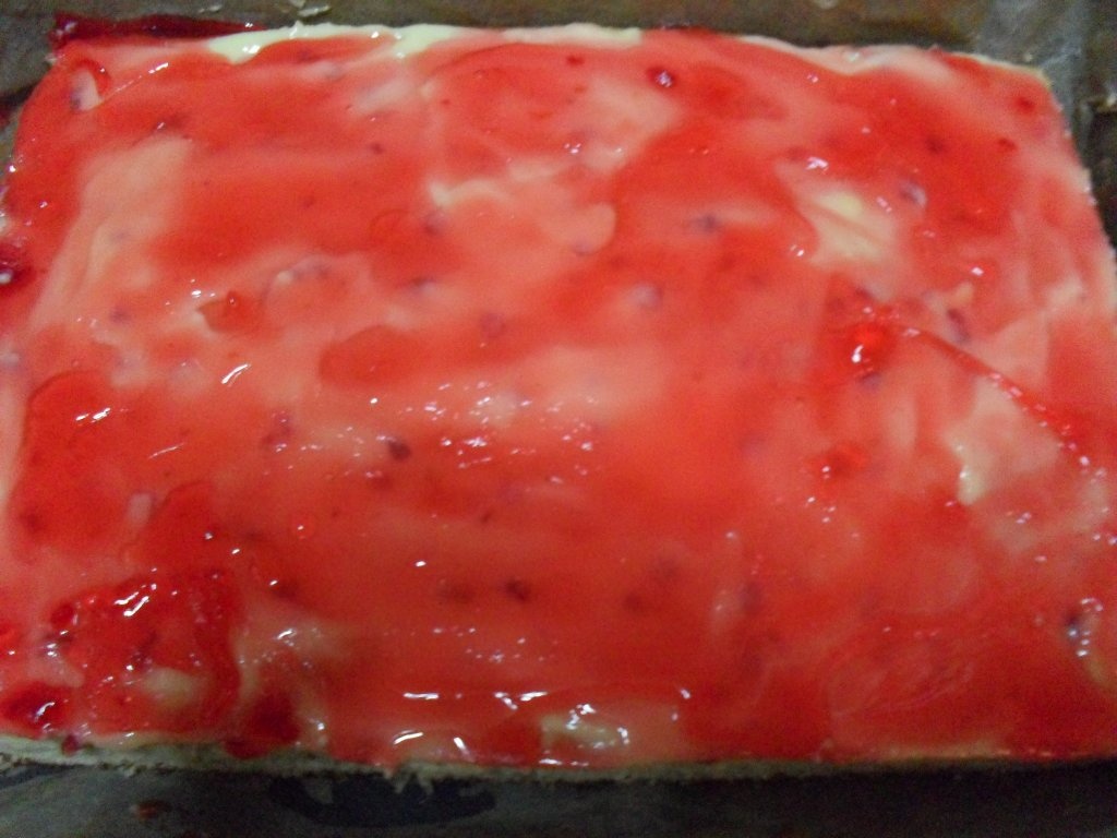 Prajitura cu rabarbura, budinca, tort-gelee si frisca