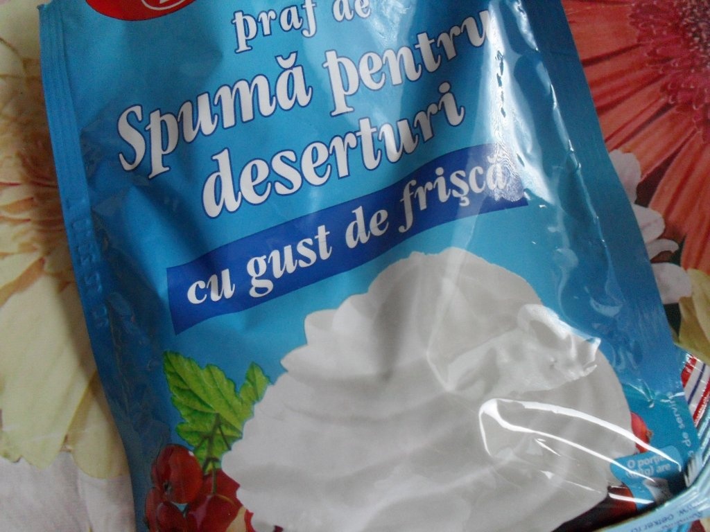 Prajitura cu rabarbura, budinca, tort-gelee si frisca