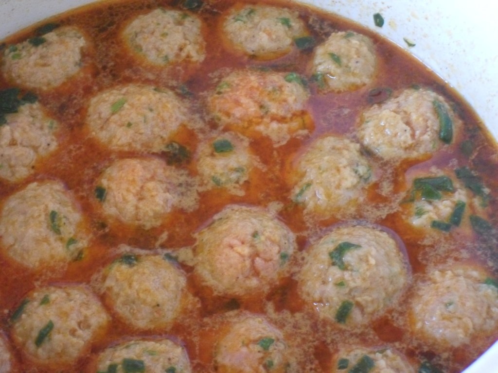 Sos de perisoare cu taitei scurti