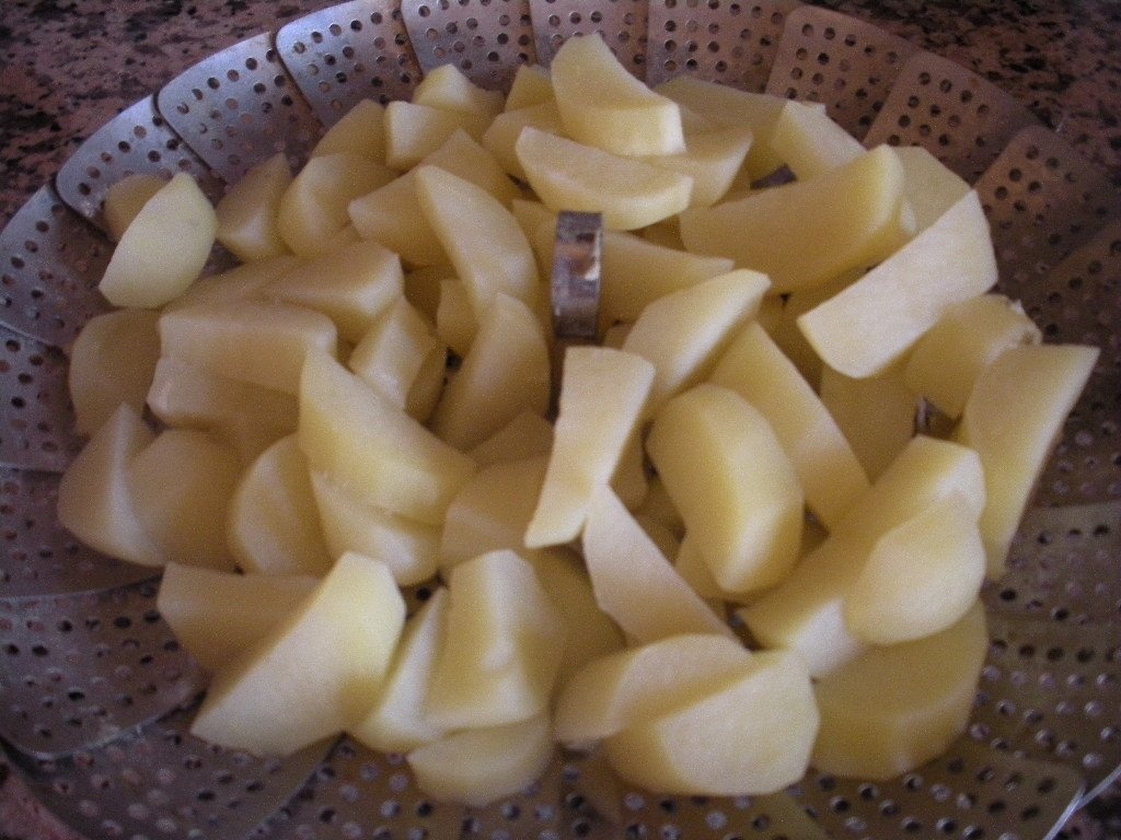 Craticioara cu cartofi si crenvusti