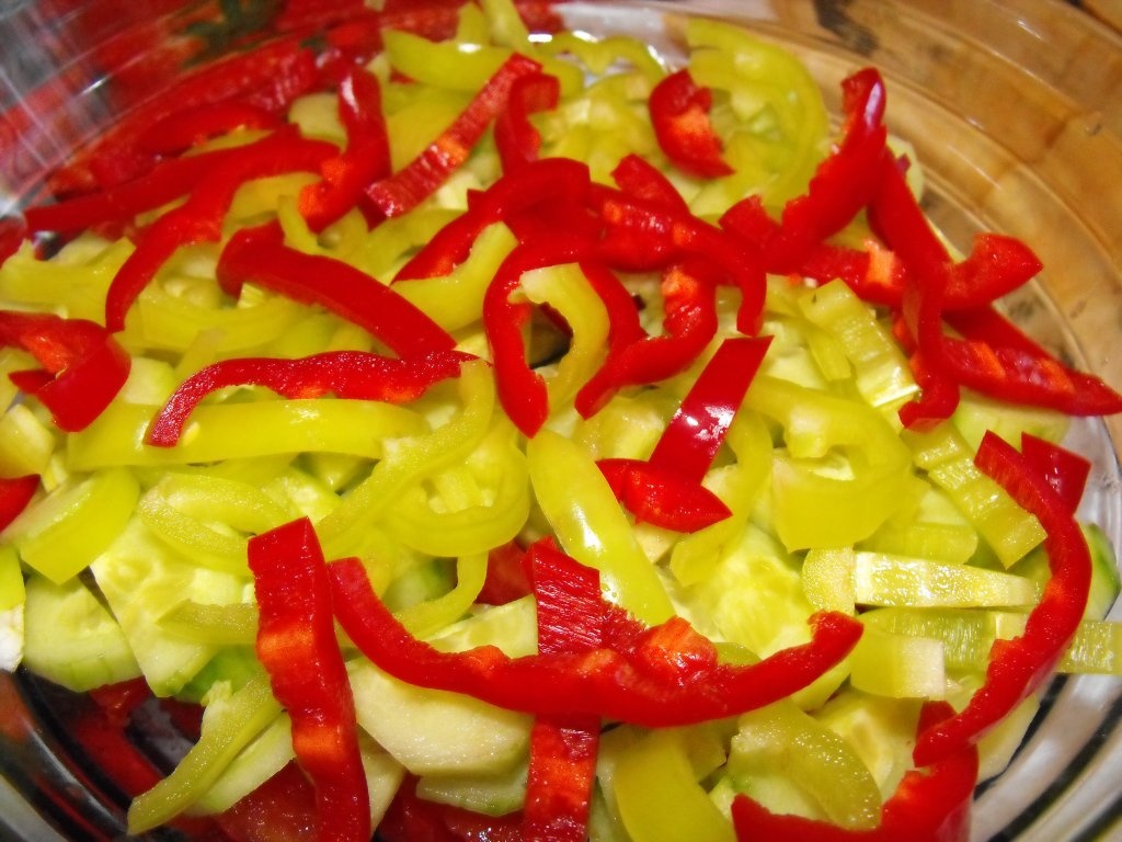 Salata de cruditati cu omleta si afumatura