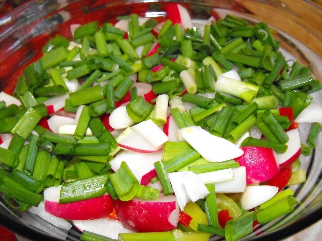 Salata de cruditati cu omleta si afumatura