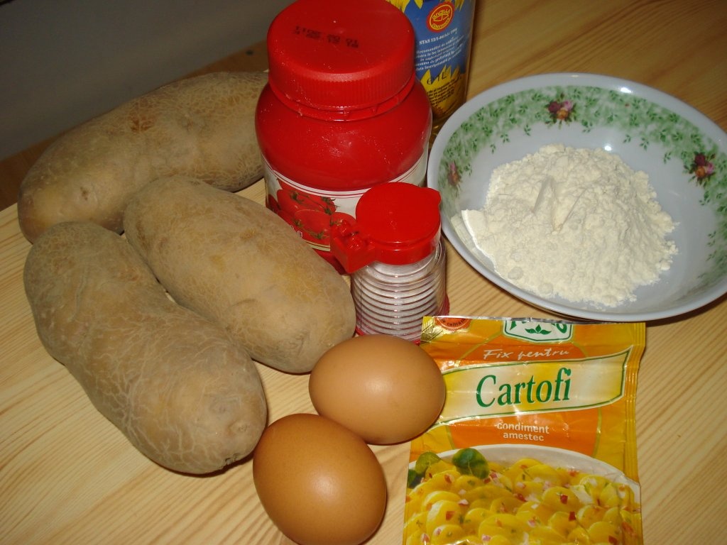 Cartofi prajiti cu sos de rosii