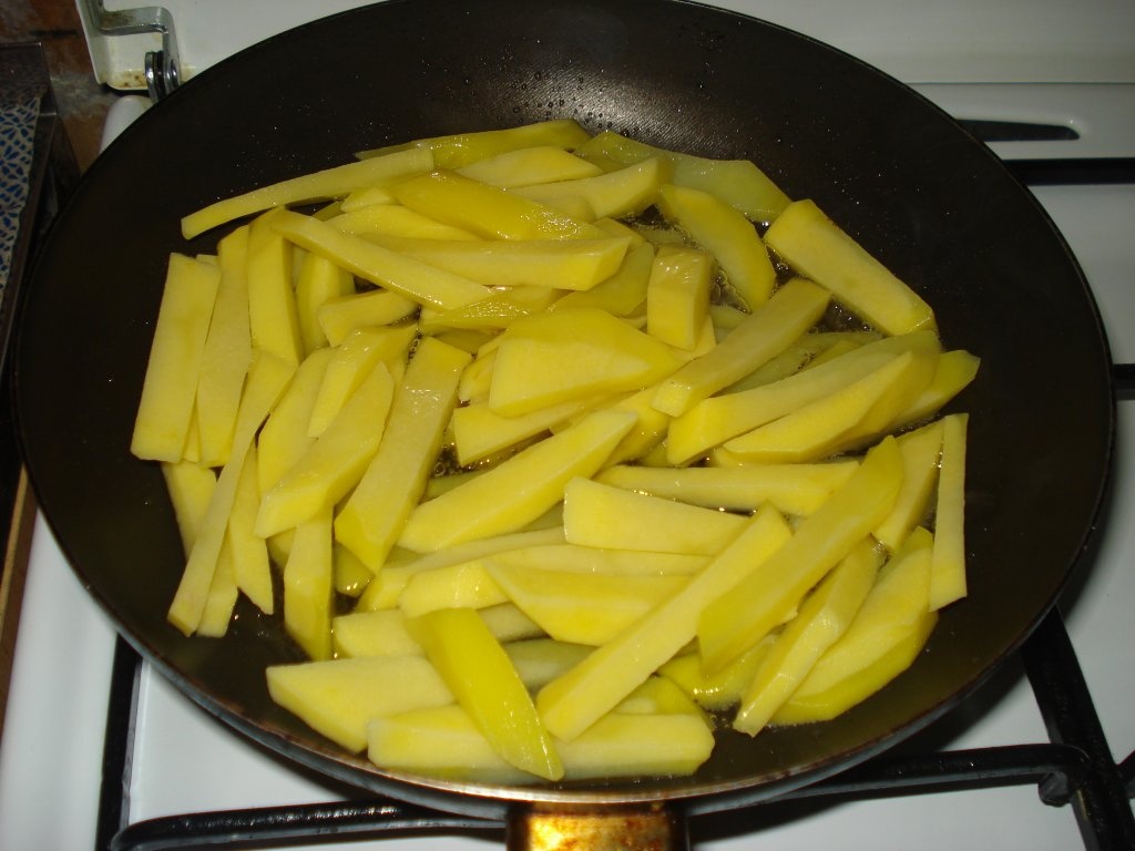 Cartofi prajiti cu sos de rosii