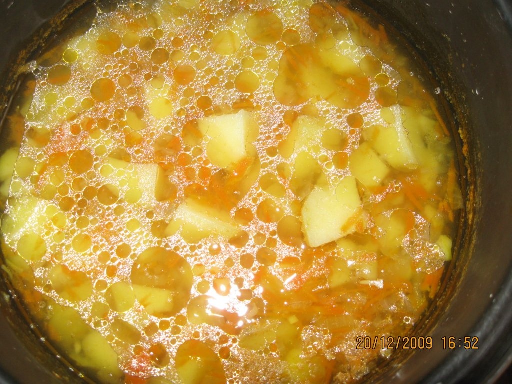 Ciorba de cartofi acrita cu zeama de varza