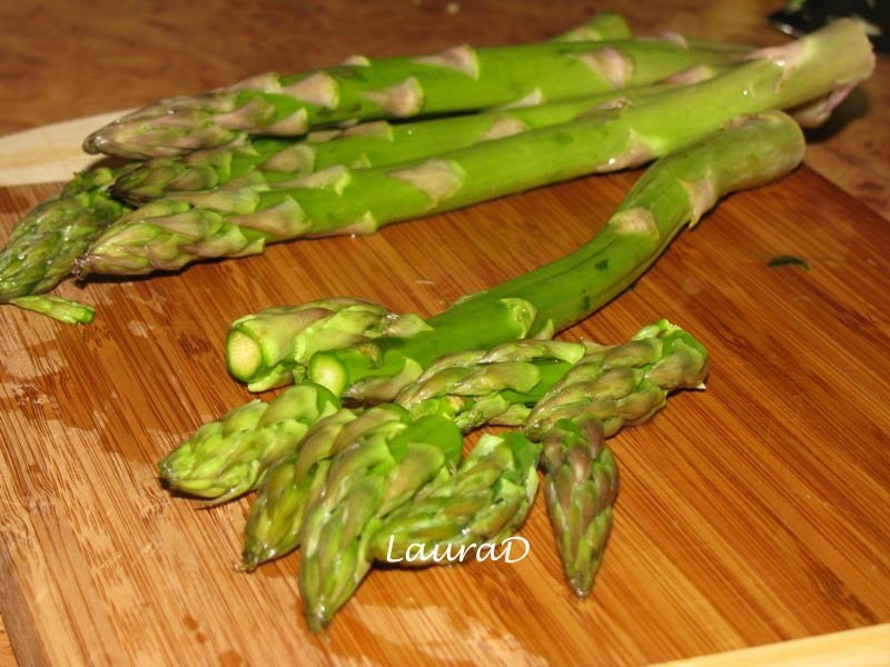 Supa-crema de sparanghel cu ou moale si paine prajita