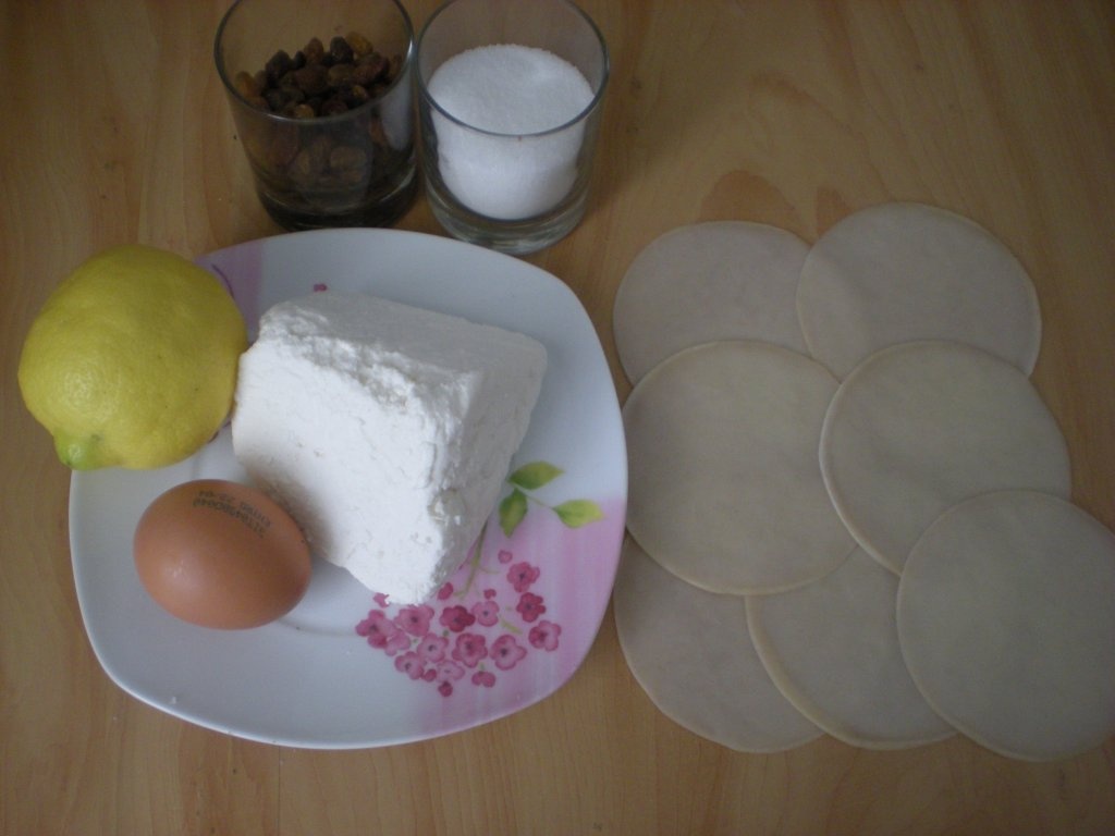 Placintele cu ricotta si stafide