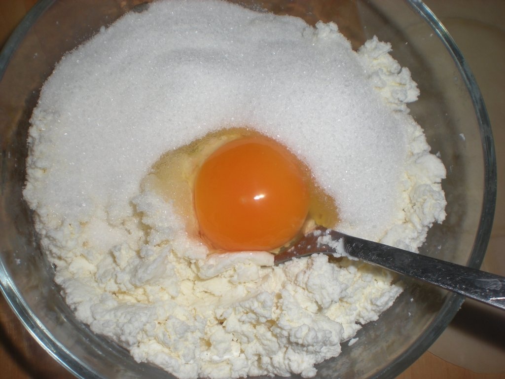 Placintele cu ricotta si stafide