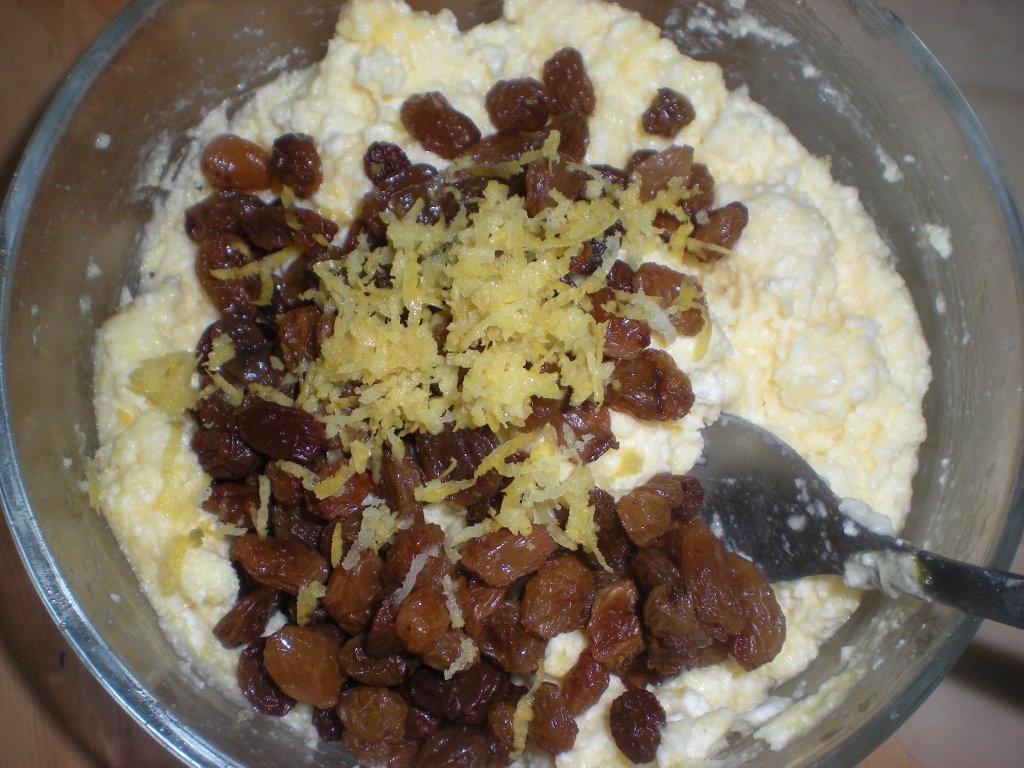 Placintele cu ricotta si stafide